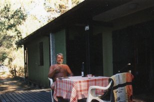 Der Webmaster selbst vor einem der Bungalows im Euronat