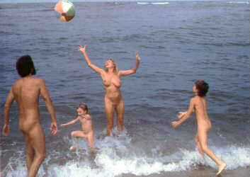 FKK-Familie Ball spielend